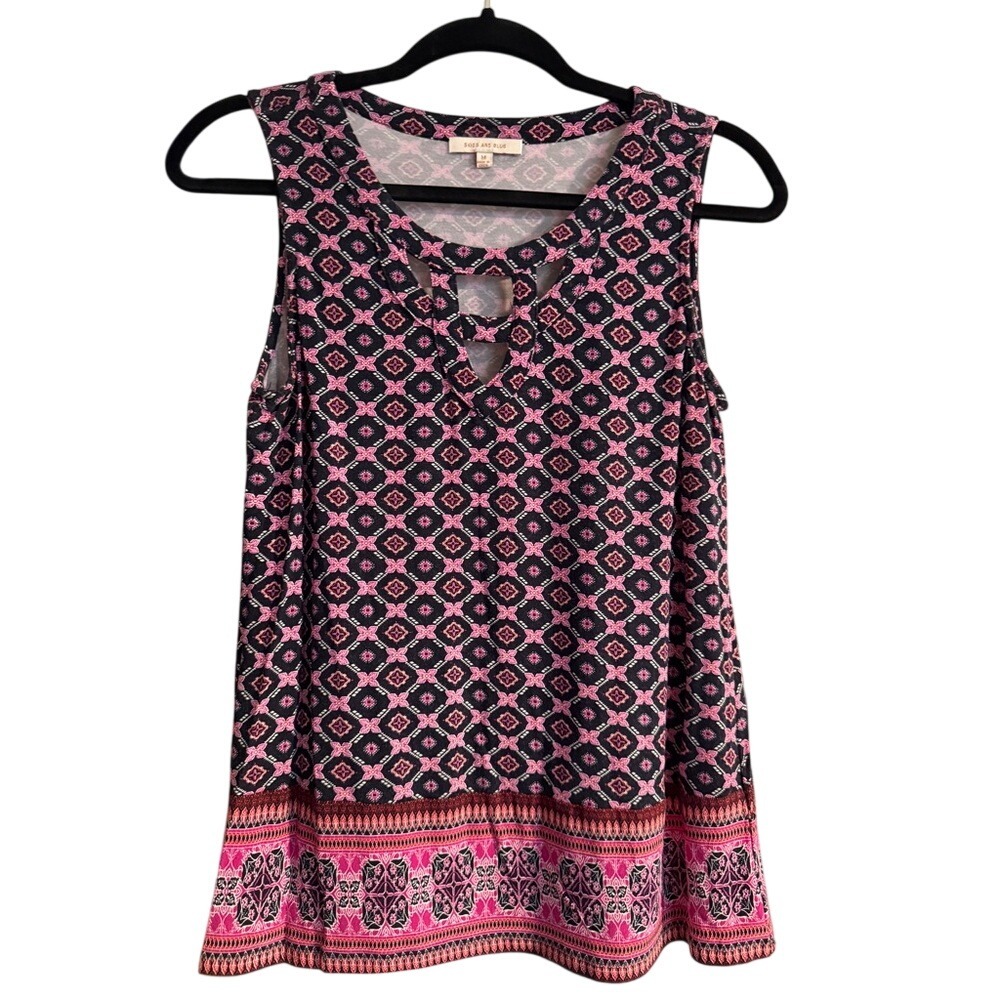 Sage and Sky Geometric Print Sleeveless V Neck Crisscross Neckline Top‎ Medium